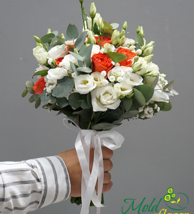 Bridal bouquet with orange roses, eustoma, gypsophila and eucalyptus photo 394x433